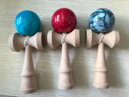 Marmorimustriline puidust kendama