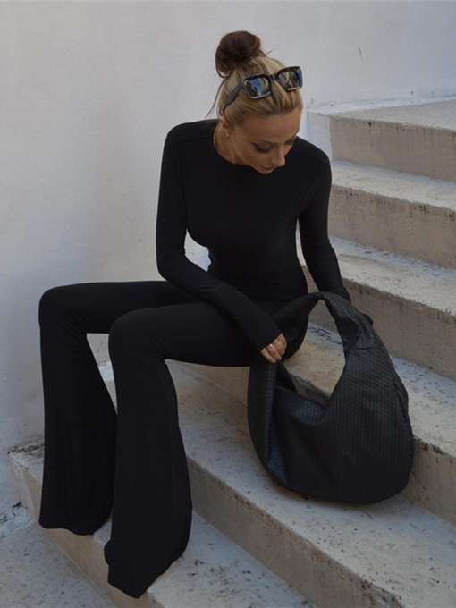 Selga paljastav must jumpsuit