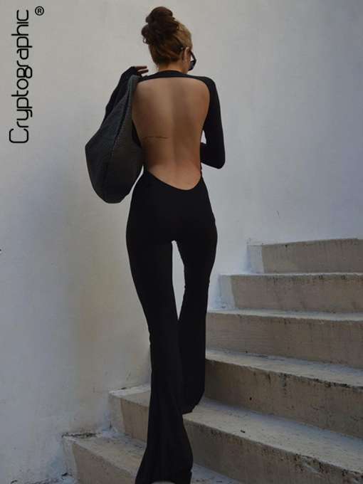 Selga paljastav must jumpsuit